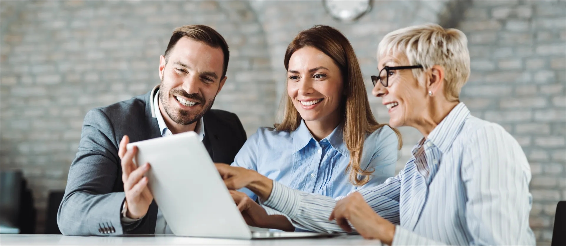 Para prowadzi rozmowę z ekspertem kredytów hipotecznych